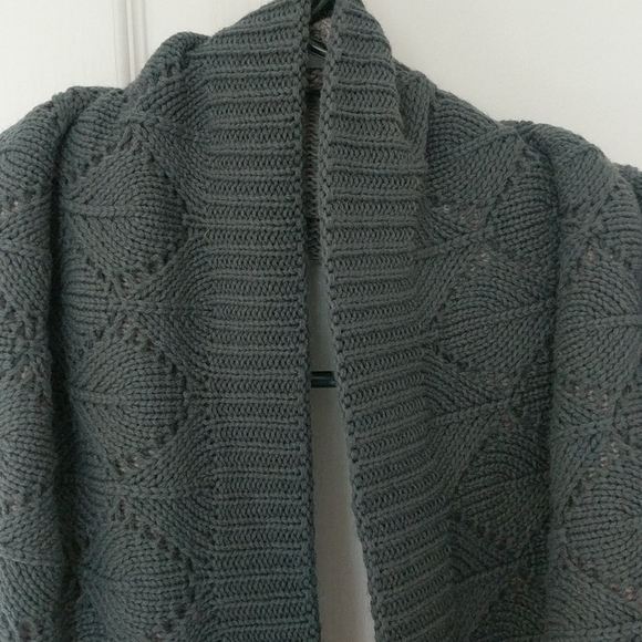 This is j infinity scarf - Picture 2 of 5